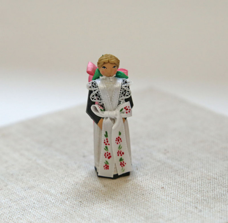 Small figure of an Sorbian bridesmaid